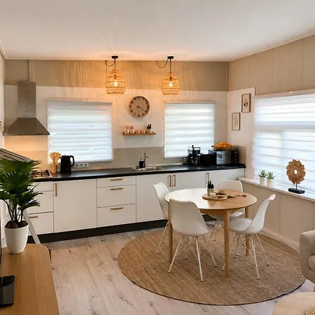 Houten Beachhome Aan Zee 度假居
